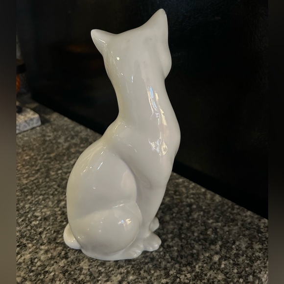 Vintsge 8" porcelain cat figurine , excellent condition - Picture 2 of 4